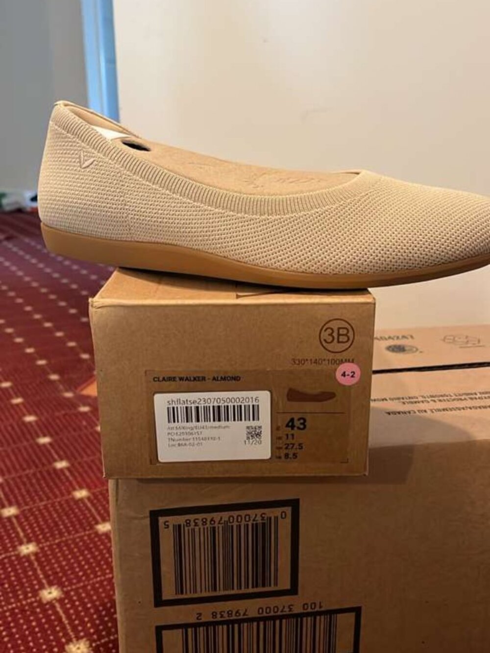 NIB/NWT - Vivaia Nude Round Toe Flats
